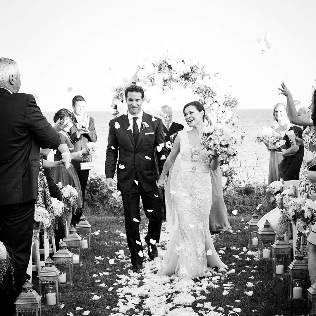 サーシャ・コーエンさんのインスタグラム写真 - (サーシャ・コーエンInstagram)「Rose petals everywhere!#throwback to last weekend. #summer #weddings #mrandmrs #capecod #wianno #galialahav  A huge thank you to my #incredible vendors for making the day! @lilacscapecod @beourguestinc @corinnaraznikovphoto @pinkpolkadotevents @thewhitedresscdm」8月26日 3時18分 - sashacohennyc