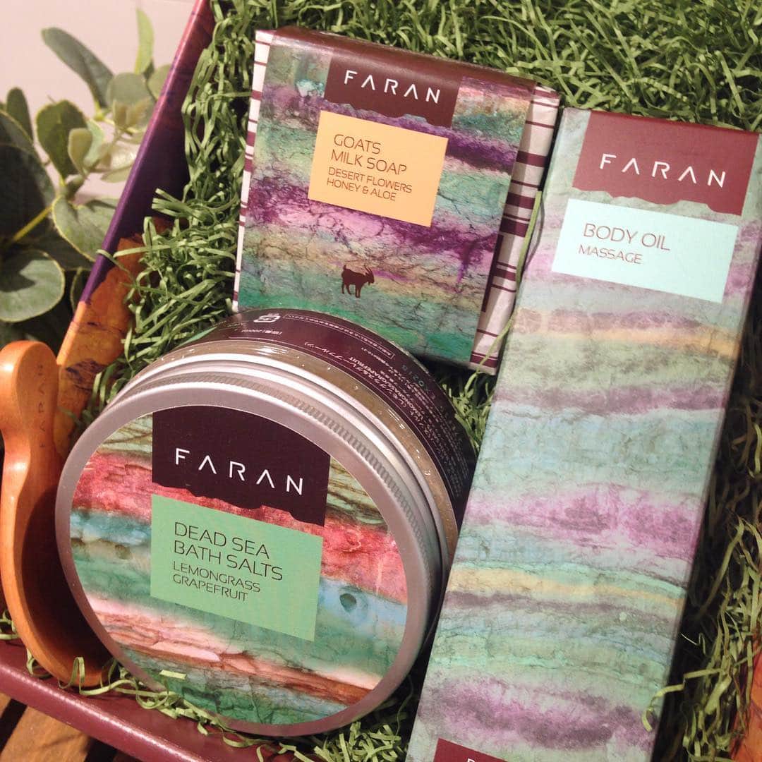 faran japanのインスタグラム：「\31日(水)まで/ 小田急百貨店新宿店2階 期間限定ショップ . 会場だけの限定キットは残りわずかです！ ファランの代表アイテム、それぞれ一番人気の香りを詰め込みました😊 . 7000円相当の現品が入って5000円(税抜)の特別価格でご紹介しています♪ . FARANファーストキット 5400円(税込5400円) ・ゴートミルクソープ ハニー&アロエ ・デッドシーバスソルト  レモングラス&グレープフルーツ ・ボディオイル マッサージ ・木製スプーン  本日も朝10時より、スタッフ一同皆さまのお越しをお待ちしております✨  #FARAN #砂漠生まれのオーガニックコスメ#小田急 #新宿 #期間限定 #ギフト #ボディオイル #デッドシー #organicbeauty #negev」
