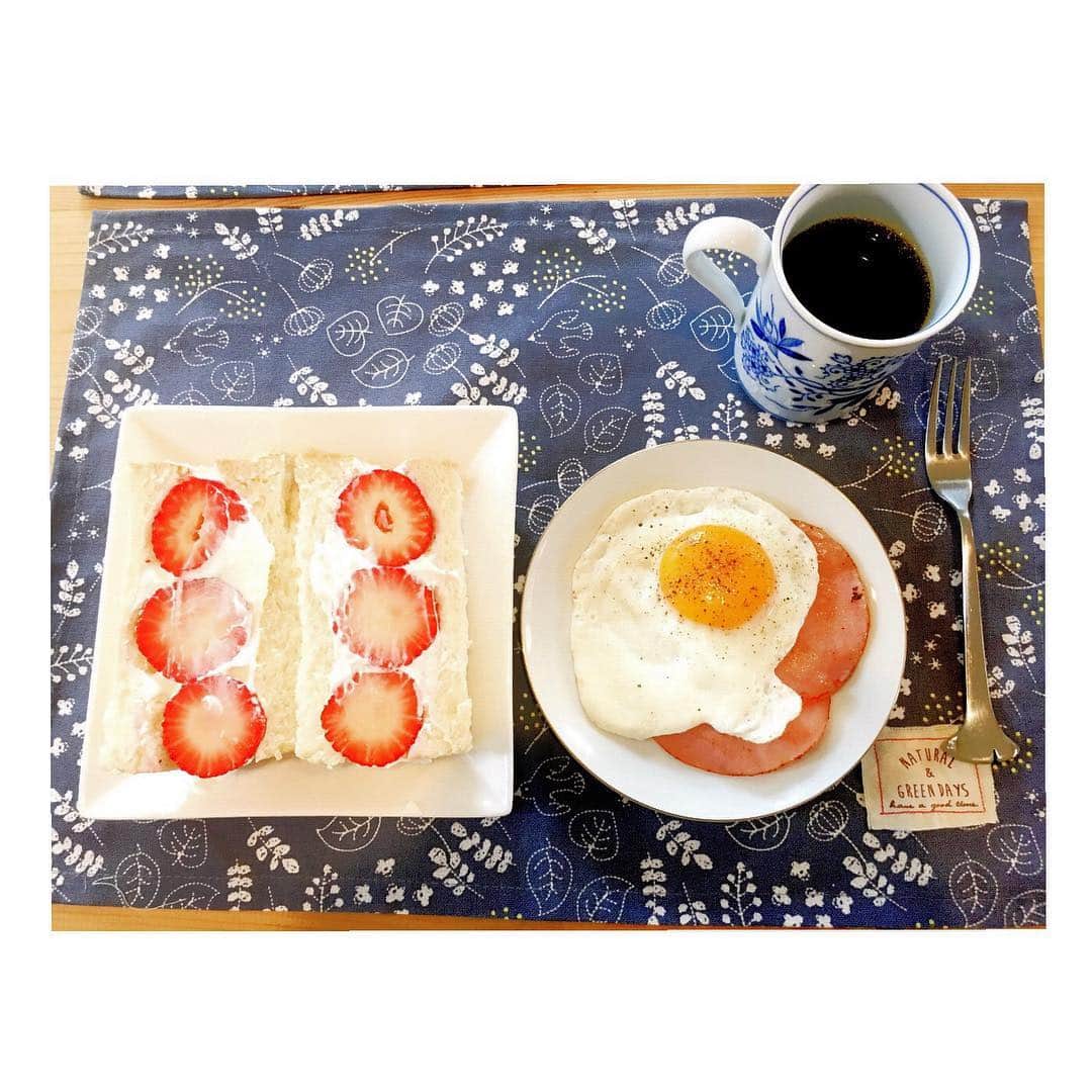 吉田知那美さんのインスタグラム写真 - (吉田知那美Instagram)「#breakfast ・ ・ 日本でのご飯したくも後１週間ほど。 １人前から５人前生活へ🍚🍚🍚🍚🍚 ・ ・ #たくさん作った方が美味しいからね #team #morning #somedays」8月26日 15時50分 - chinami1991