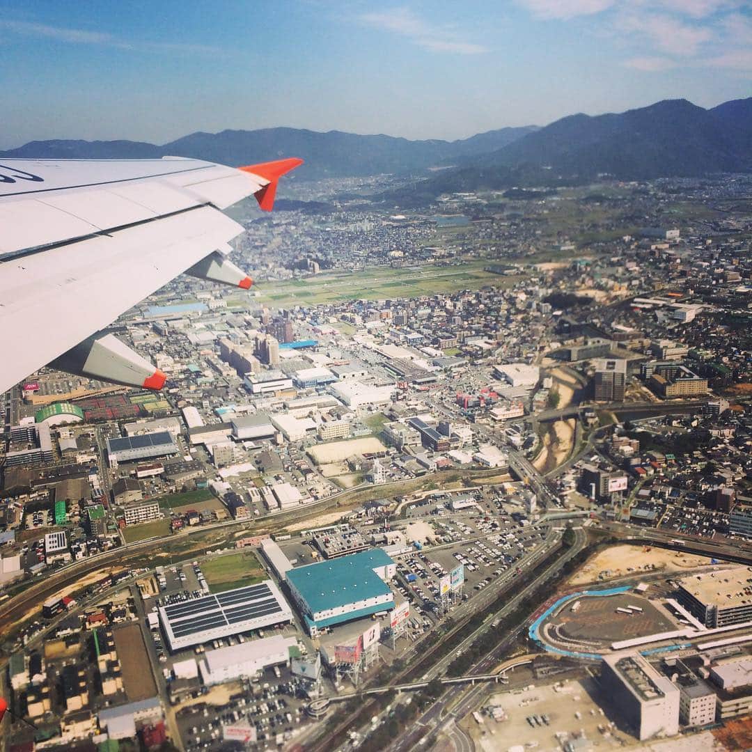 江室里香のインスタグラム：「飛行機乗りたいな。窓から見える街がミニチュアみたいに見えるの好きなんだよね✈️💕 #メンバー里帰り #遠征 #LIVE #楽しみ #全力少女R」