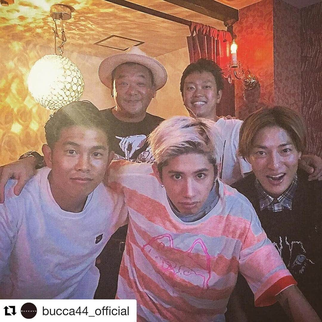 木下隆行さんのインスタグラム写真 - (木下隆行Instagram)「bucca44  本日発売！  みんながbucca44の発売日を記念して着てくれた🎉  なんてええ仲間なんや😂  ありがとう！！！ #Repost @bucca44_official with @repostapp ・・・ 井岡一翔さん、ONE OK ROCK TAKA(@10969taka )さん、DA PUMP DAICHIさん(@daichix_dp )さん、Tシャツ着ていただきました🙌🏻、ありがとうございます😍  そしてそして、本日正午ON LINE STOREがオープンしました🎉🎉 たくさんのお客様にご来店いただいております👏🏻👏🏻ありがとうございます！ ON LINE STOREには、プロフィールのから👉http://gocart.jp/bucca44  みなさまのご来店お待ちしております😆 ✔️井岡一翔さん.....ワンポイント刺繍TEE/¥4,309-(税込) ✔️TAKAさん.....ボーダープリントTEE/¥4,309-(税込) ✔️DAICHIさん.....ハスキープリントTEE/¥4,309-(税込)  #bucca44  #debut  #mensfashion  #tee  #teeshirt  #井岡一翔 #oneokrock  #dapump  #角森先生」8月26日 12時56分 - tko.kinoshita