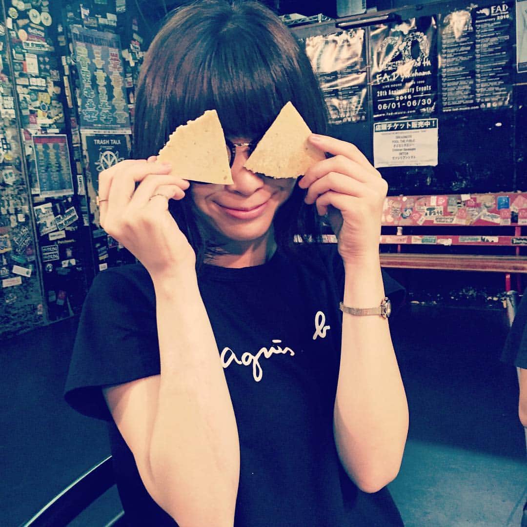 清水葉子さんのインスタグラム写真 - (清水葉子Instagram)「さちこがえびせんで遊んでたのがかわいくてパシャ📸 #このあとおいしくいただきました  #ねごと」8月26日 17時51分 - unlimits_yoko