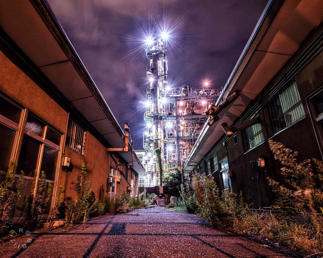 のインスタグラム：「* * * 隙間産業🏭 * * * 今週もおちゃしたー！ 良い週末を！😋👍🍻 * * * #igersjp #ink361_asia #工場夜景 #jhp光と影  #night_excl #nightphotography #夜景ら部 * * * Location: Kanagawa Japan🎌」