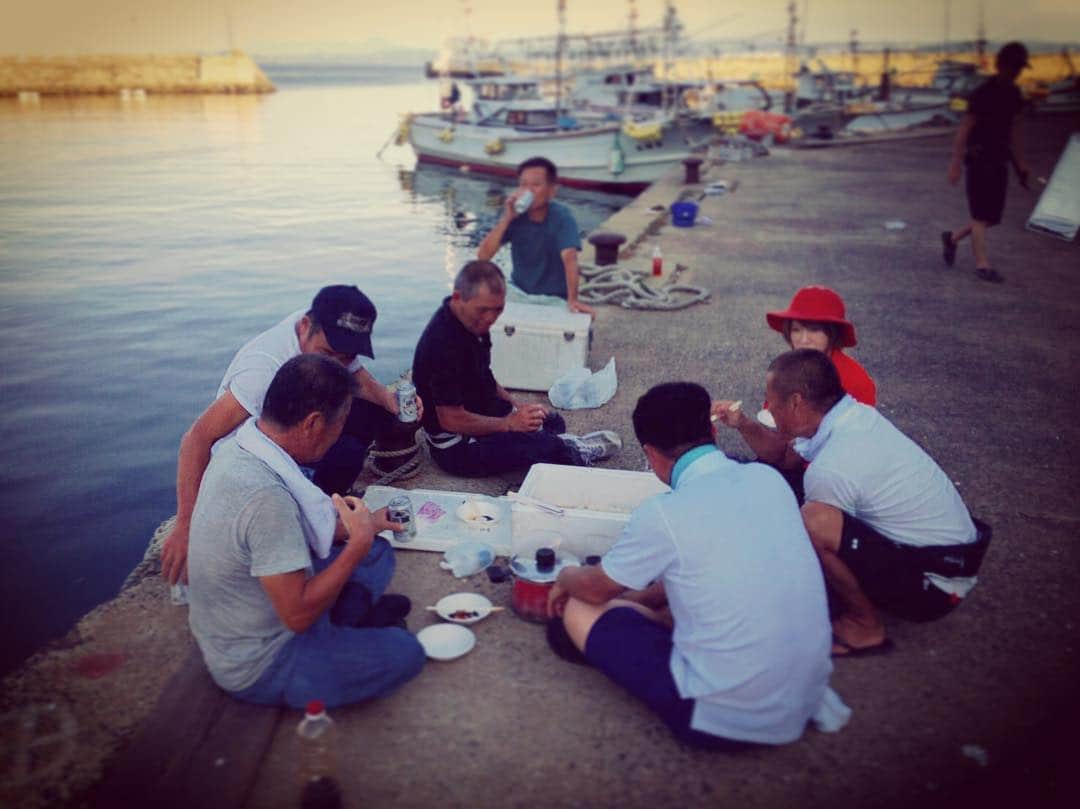 秋丸美帆さんのインスタグラム写真 - (秋丸美帆Instagram)「釣りをしながら、お酒を飲み、夕方から港に集まる島の漁師さん。 . 新鮮なクエとアジのお刺身をご馳走になりました♩ . 笑顔いっぱいで温かい島の方達 . ほのぼのした雰囲気がとても心地よかったです♩ #漁師飯 #佐賀 #馬渡島 #クエ #アラ #港 #宴会 #釣り #魚 #海」8月26日 19時32分 - mippy34