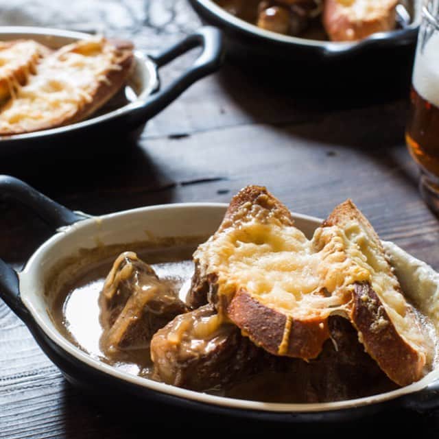 ニュージーランド牧草牛のインスタグラム：「ビールがおいしい季節！牧草牛もビールで煮込んでみませんか？ ビールと水で作る煮汁でコトコト煮込むと、肉に深い味わいとナッツのような風味が加わります。上に載せたパンも美味！  準備時間：　20分 調理時間：　2時間30分 分量：　4人前 栄養素：　高鉄分、低ナトリウム ＜材料＞ ニュージーランド牧草牛（肩肉）のぶつ切り　750ｇ　 たまねぎ　スライスして大サイズを1個分） にんにく　一片（つぶしておく） 小麦粉　大さじ1杯 ビール　300－330ml お湯　400ｍl ローリエの葉1枚、タイム2枝、パセリ3本（紐で縛って一束にしておく） ナツメグ　一つまみ ワインビネガー（お好みで赤または白）　大さじ１ ―仕上げ用― 5mmの厚さに切ったフランスパン　8切れ マスタード すりおろしたパルメザンチーズ（1/2カップ） 蒸した野菜 ＜作り方＞ 1.　オーブンを170℃に予熱しておきます。 2.　肉を2.5-3cm幅に切ってボウルに入れます。油をまわしかけ、油が全体に回るように軽く混ぜ合わせます。 3.　大きなフライパンを中火にかけて温め、肉を数回に分けて入れ、両面を焼付けます。焼き色がついたものから耐熱容器に移していきます。 4.　火を弱めてもう一度油を回しいれ、玉ねぎの薄切りを炒めます。しんなりとして茶色く色づいたら、にんにくを入れ、小麦粉を加えてよく混ぜます。ビールとお湯を加えて、常にかき混ぜながら煮立て、沸騰したらハーブ、ナツメグ、ビネガーと調味料を加えます。 5.　 出来上がった煮汁を肉にかけ、容器のふたをしてオーブンに入れましょう。2時間半ほど加熱し、肉がとろけるように柔らかくなったら出来上がりです。 ＜仕上げ＞ 出来上がり15分前になったら、肉を取り出し、ハーブを取り除きます。フランスパンの片面にマスタードを塗り、その面を下にして肉に載せます。パン全体がソースに完全に浸るように押さえつけ、浮き上がってきたらパルメザンチーズを振りかけ、オーブンに戻します。パンとチーズが黄金色に色づくまで熱してください。  たっぷりの蒸し野菜とともに召し上がれ！  #ニュージーランド牧草牛#牧草牛#グラスフェッドビーフ#ビーフ#牛肉#赤身肉#レシピ#ビール#煮込み#オーブン料理#ニュージーランド」