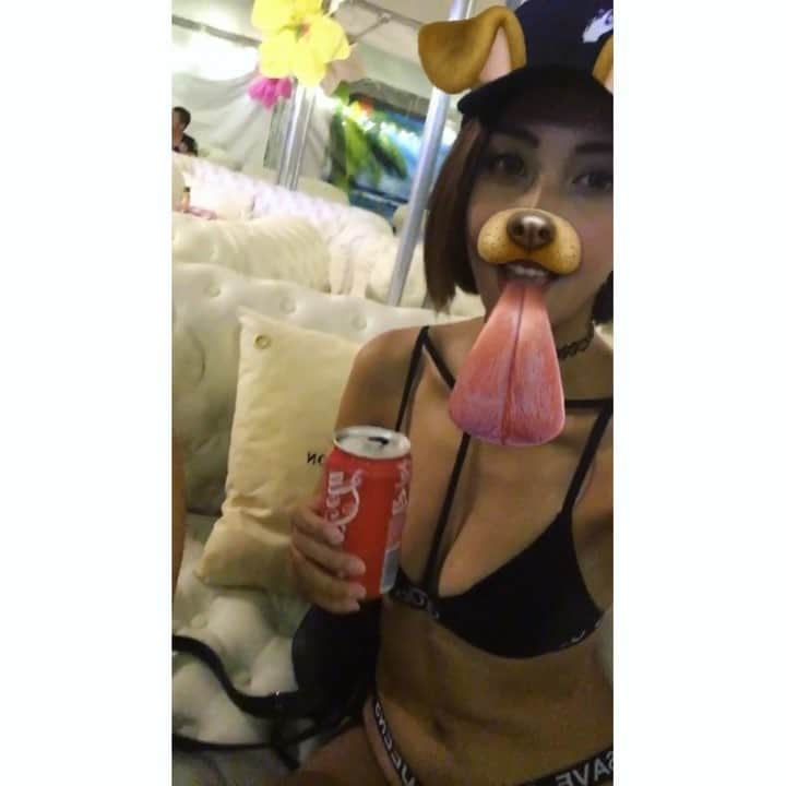 Lisaのインスタグラム：「. snowとか流行ってるけど やっぱりスナチャのワンちゃんが一番好き😎 . 今日もお疲れ様でした🙏🙏💤 #スナチャ#ワンちゃん#🐶#ぺろん#summer#beach#bikini#sea#fes#girls#love#friends#instadaily#instagood#instasize#instapic#instamag #instalike#like4like#CocaCola」