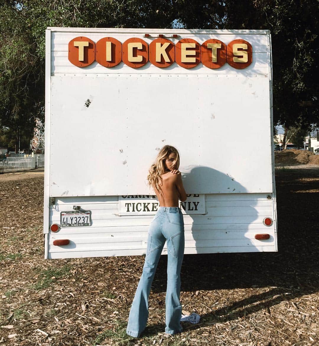 サハラ・レイのインスタグラム：「Feeling Friday🌈」