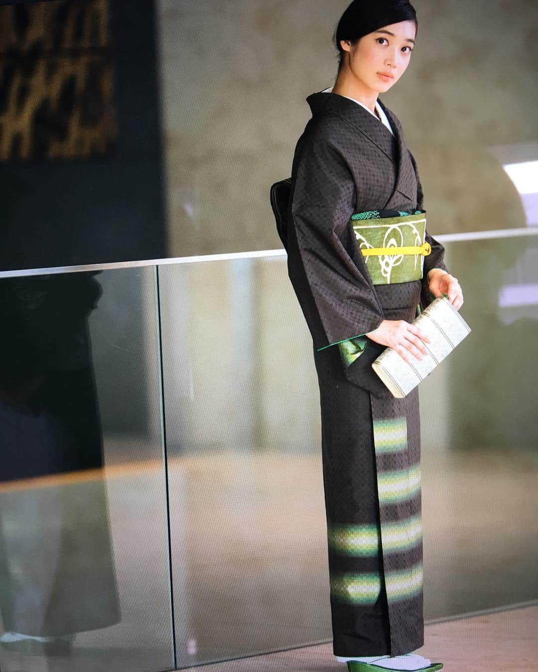 林田岬優さんのインスタグラム写真 - (林田岬優Instagram)「撮影では色物を着る機会が多いですが 滅多に着ないモノトーンのきものも新鮮。💛#美しいきもの #黒」8月27日 5時59分 - miyu_hayashida