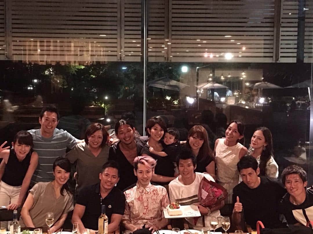 小林尊のインスタグラム：「リオから戻った主役 澤野くん &  野村さんのお祝い。ズーズーしく二人の間に座らせてもらっているフードファイター🙈🙇(端っこに座ろうとしたんだけどアツシの強引な判断💦) #野村忠宏 #澤野大地 #前田海嘉 #増嶋竜也 #潮田玲子 #秋本真吾 #大菅小百合 #吉田万里 #DragonAshAtsushi #出水麻衣 #平井理央 #宮下淳一 #マギージェームス #小林尊」
