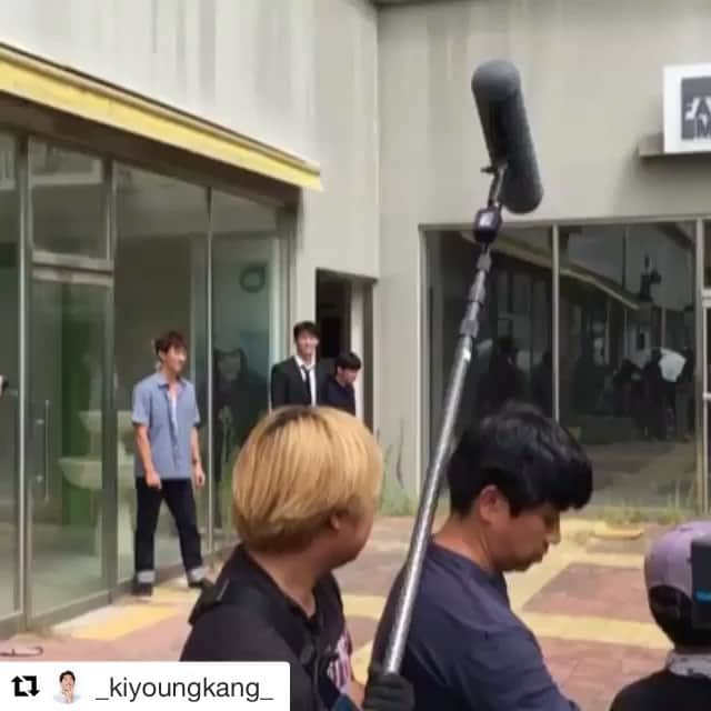 イ・ダウィのインスタグラム：「#싸우자귀신아 마지막촬영 마지막컷  옆돌기로 마무리 했다  매일 밤마다 귀신잡으러 다니느라 다들 너무 고생하셨어요  너무 좋았던 현장분위기.. 그리울거요 모두.  또 봐요.」