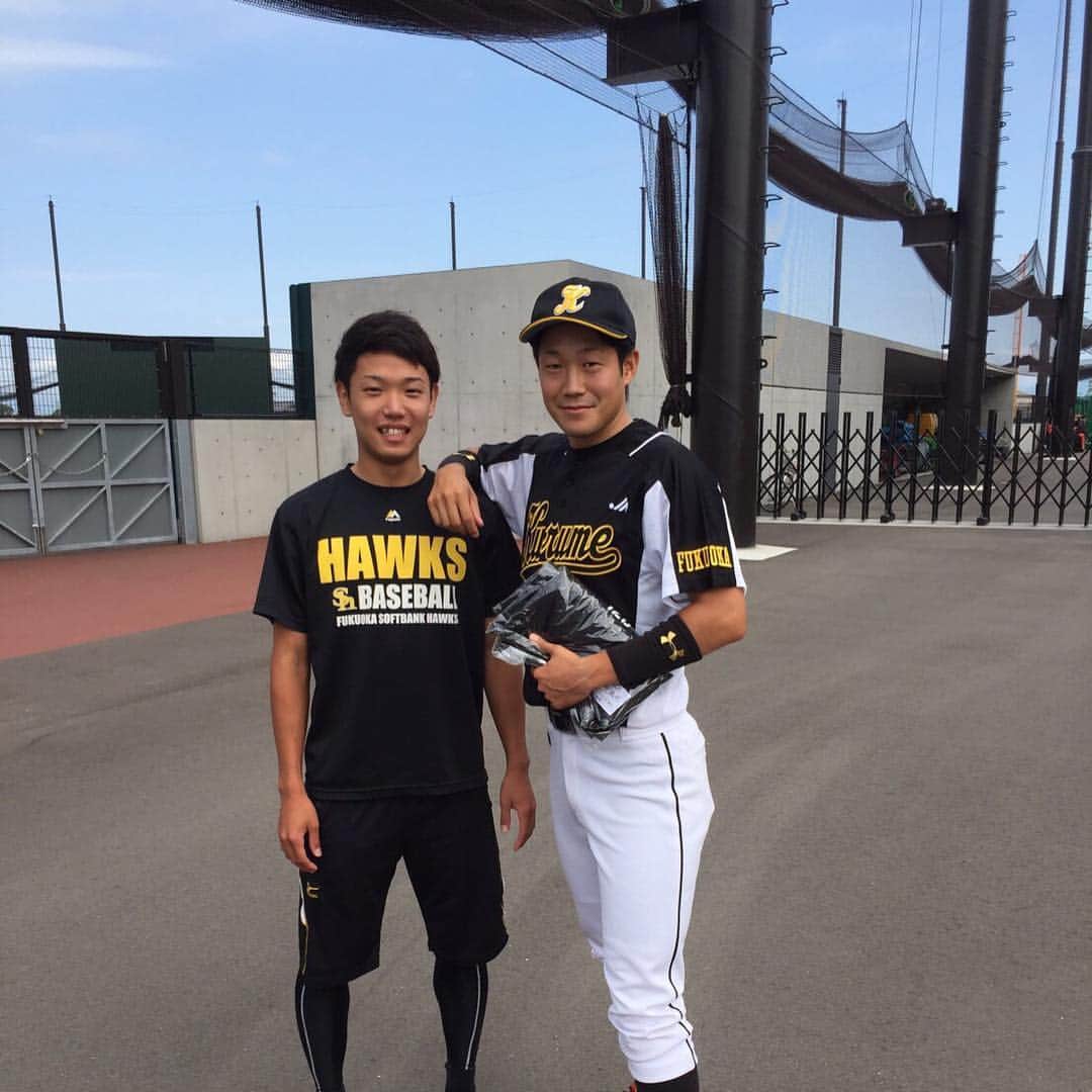 のインスタグラム：「偉大な先輩！来てくれました(^^) いつも笑かしてくれてありがとうございます！！ #このユニフォームは完全に寄せてる #リストバンド#少し選手っぽい。 #選手のフリして #ベンチ裏に入ったのはここだけの話。#前代未聞。 #今日ランニングホームラン打ったらしい。」