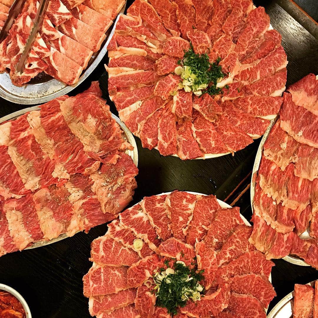 都倉賢のインスタグラム：「明日から2連休なのでまずは手始めに大好きな焼肉屋へ😁😁😁 心身ともにリフレッシュしていきます✌️✌✌ #肉ポルノ #何回来ても初めて食べた時のあの感動 #めっちゃすっきやねん」