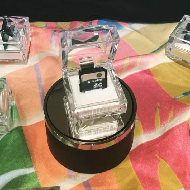 草野美木のインスタグラム：「指輪のデータとか入ってたりすんのかな💍👰🏻」