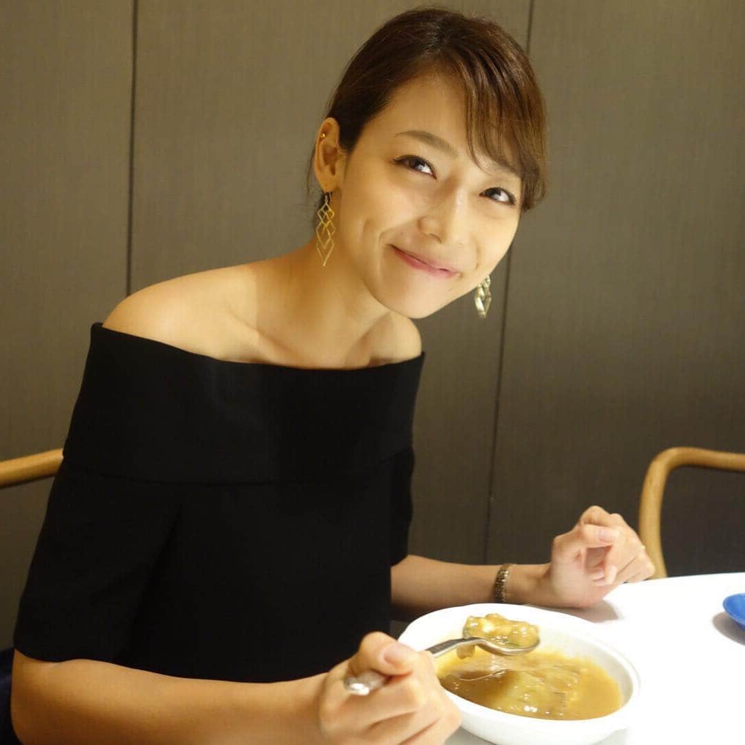 相武紗季のインスタグラム：「あいくちゃんが撮ってくれた写真✨湿気で髪ヨレヨレだけど嬉しい〜楽しい幸せな時間でした🍴✨with @aiku_0817__ #dinner#friend#happy#食事が美味しすぎて食い意地が#食いしん坊#華都飯店」