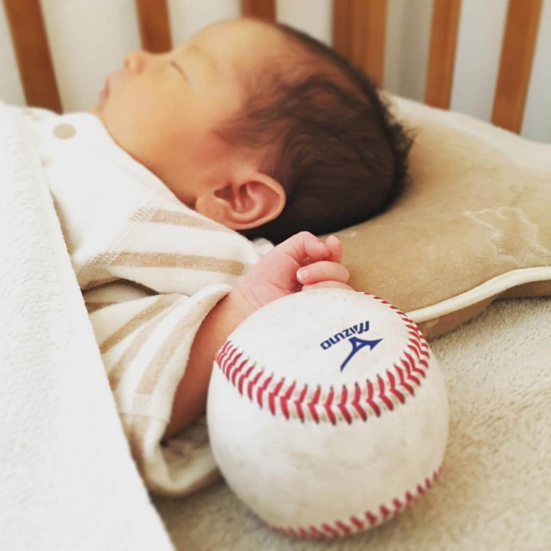 加織のインスタグラム：「自己最多おめでとう⚾️💋💋 子供達よ、カッコイイぱぱで本当によかったね👧🏻👦🏻❤️」