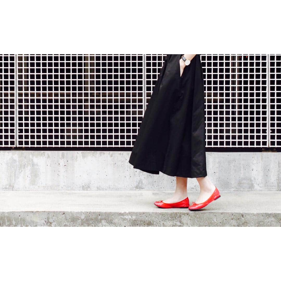 斎藤寛子のインスタグラム：「black × red ❤️. . #littleblack 👗 × #repetto 👣. . #coordinate」