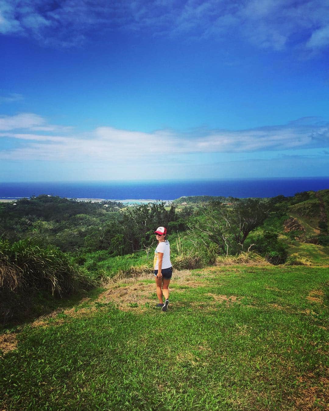 サーシャ・コーエンさんのインスタグラム写真 - (サーシャ・コーエンInstagram)「As always... All smiles on the down hill part of the hike. #Fiji #hiking #island #life #summer #fun #honeymoon #adventures」8月28日 7時40分 - sashacohennyc