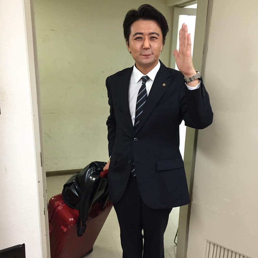 田邊孟德さんのインスタグラム写真 - (田邊孟德Instagram)「先日、安倍首相がSPも連れず、自分でキャリー引いて移動してました。 なかなか庶民派なんですね。  さあ！本日！ #岸和田カンカンベイサイドモール で！ バスケットボールをしに行きます！ 仕事です！ #NONSTYLE井上さん #span!水本さん #グイグイ大脇さん  #山田カントリー浅井さん  #タナからイケダ田邊  が出演します！ 僕らの出番は15時半頃からです！ まだ間に合う！ 来てよ〜！ #写真 #ほんまは #ザ・ニュースペーパー #福本ヒデさん #9月22日 #京都劇場で #ザ・ニュースペーパーさん の舞台があるそう！ #絶対おもろい！」8月28日 12時28分 - komochitanabe