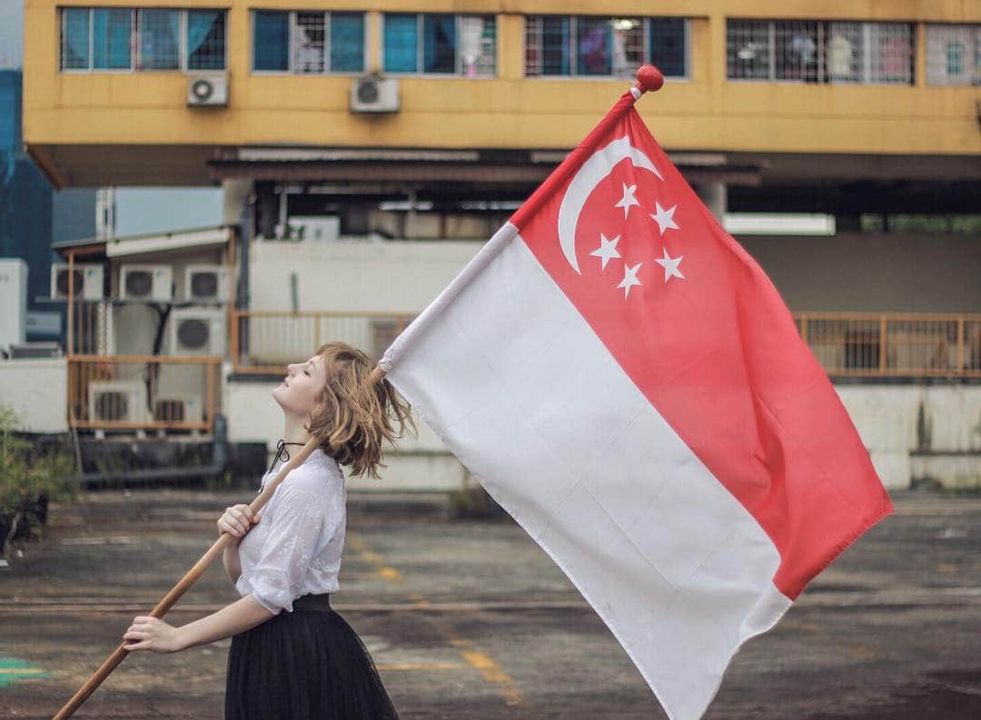 Ella Freyaのインスタグラム：「I can't believe I'm leaving Singapore already. Living here for 3 months in total in the last year has been such a joy, and I feel lucky to have had this opportunity 😄 I've learnt so much about different cultures, tasted new foods I didn't even know existed and got more independent. So many amazing experiences and incredibly kind people have made me even more excited about life, and I can't wait to see what else the world will give to me. Next, Amsterdam !!! Picture by @aahbozz」