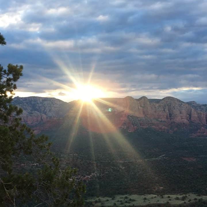久保田智子のインスタグラム：「#sunrise #Sedona #arizona #セドナ #日の出 #cathedralrock #summit」