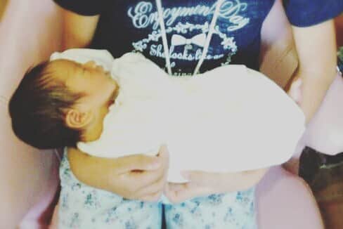 のインスタグラム：「2016*08*28 おめでとう、おめでとう。 4人目産まれた！ 新生児、こんなに小さかったっけ♡ . #天使ちゃん、ようこそいらっしゃいませ #新生児 は柔らかい♡ #お母さんお疲れさまでした #出産武勇伝 を聞くのが楽しみ」