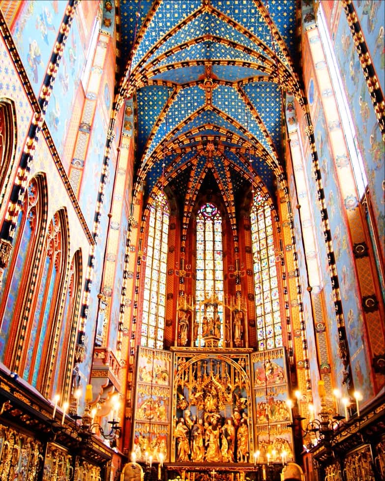 ポーランド政府観光局 ZOPOT w Tokioのインスタグラム：「聖マリア教会 Kościół Mariacki （世界遺産クラクフ歴史地区）の内部。下の方にあるのは、1477-89年ヴィト・ストフォシュWit Stwosz作の聖壇であり、ゴシックの時代に制作された祭壇画としてはヨーロッパ最大。 #もっとポーランド。 #クラクフ  #克拉科夫  #ポーランドの歩き方 #波蘭  #Kraków  #Cracow  #Poland #©miyuki_ishikawa2016」