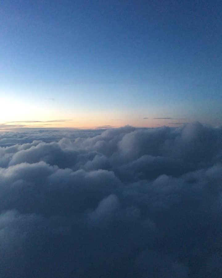Ako Kamoのインスタグラム：「.この風景はやっぱりたまらなく好き I'm home🇨🇦👋🏻🇯🇵 #photooftheday #instagood #instamovie #l4l #beautifulsky #sky #airplane #love #missu #misscanada」