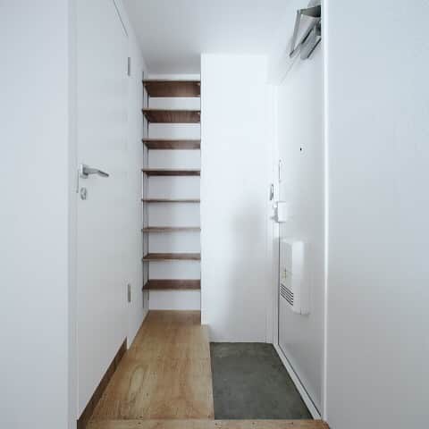 1RENOVATIONのインスタグラム：「床もシューズクローゼットもラワン合板で製作しました。シンプルデザインでコストダウンにもなります。  #ラワン合板#リノベーション#マンションリノベ#コンバージョン#ローコストリノベ#不動産コンサルティング#9 #1RENOVATION」