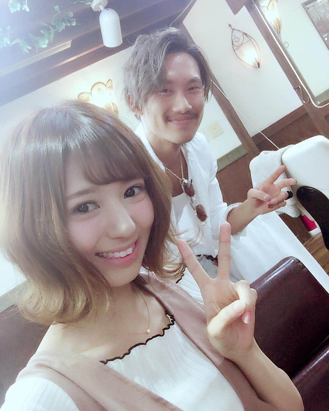 希志あいののインスタグラム：「今日は美容室へ♪ 今回は少し明るめにカラーリタッチしてもらいました✨ いつもの塩ピ🎶 #アンククロス #池袋  #担当 #塩川さん  #ヘアカラー #ベージュ」
