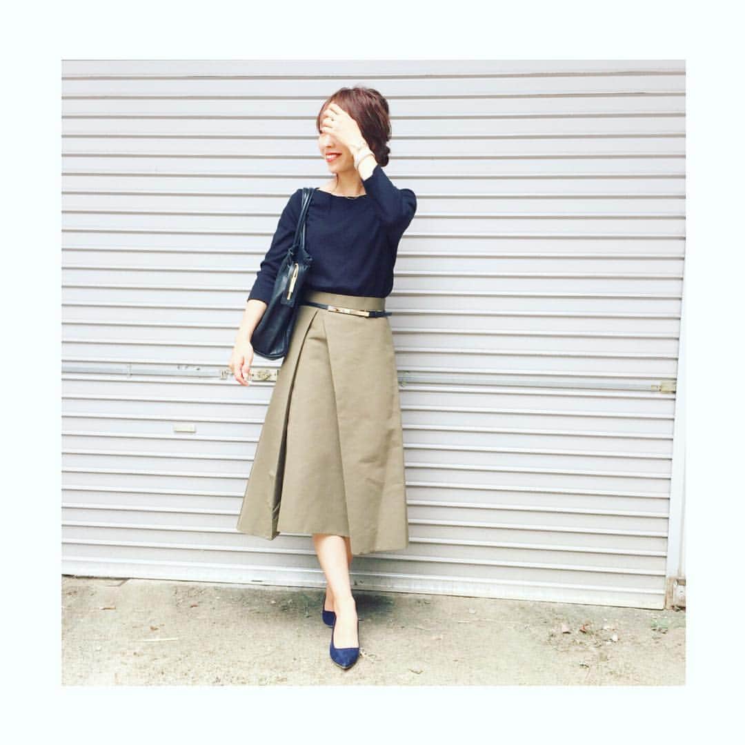 yukiss27のインスタグラム：「・ このスカートお気に入りの様子😶💫 急に涼しくなってきたので 毎年恒例のセンチメンタルを感じています😮 秋服楽しみだな〜〜🍁 🍁 ・ #ゆきこWEAR 👗 👗 👗 #agnesb  #pellico #demiluxebeams  #japan ・」