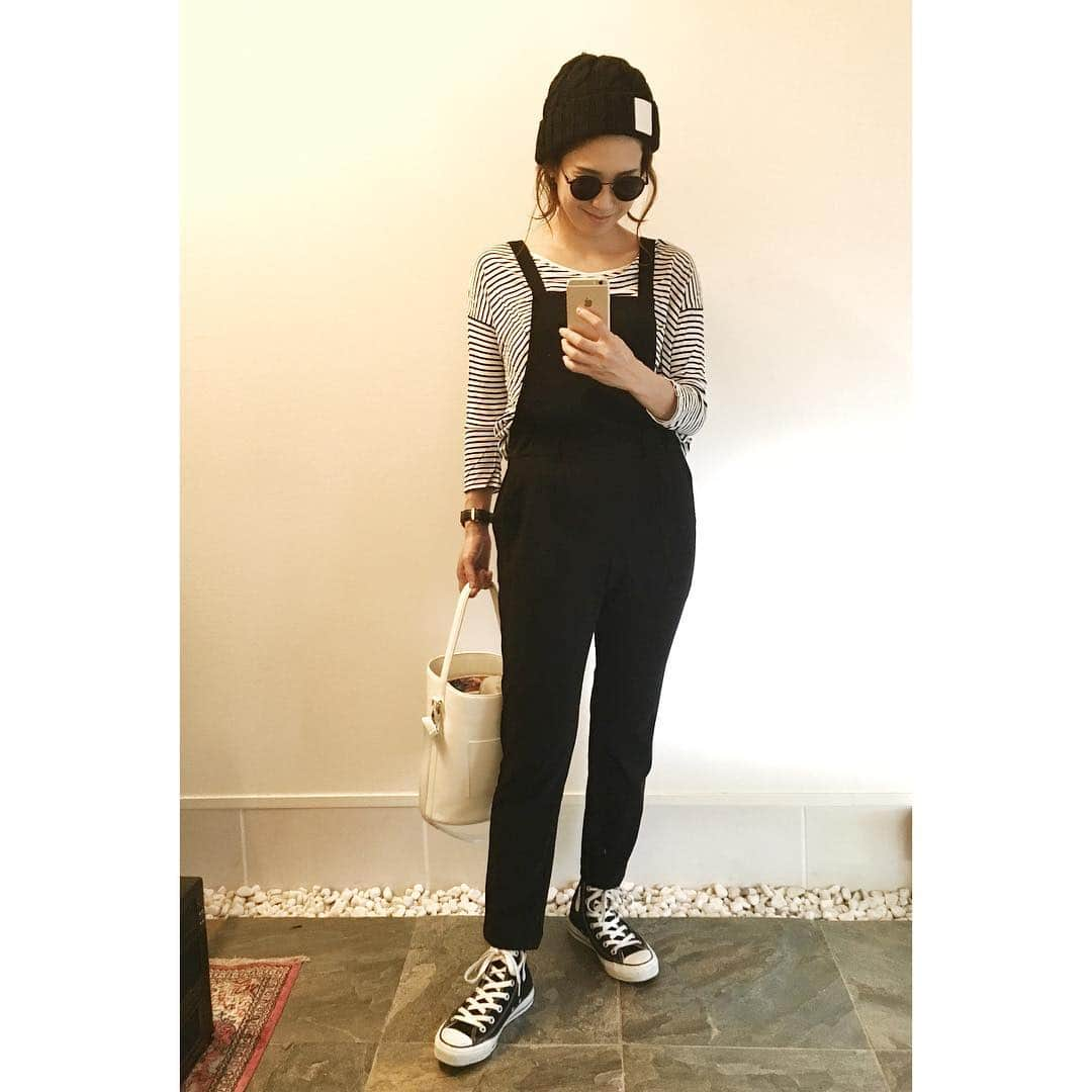 斎藤寛子のインスタグラム：「今日は、ボーダーにてカジュアルDay ♪♪♪♪. .  tops／#gap salopette／#trois shoes／#converse bag／#apevale hat／#fourthirty sunglasses／#fourthirty  #coordinate #ootd #outfit」