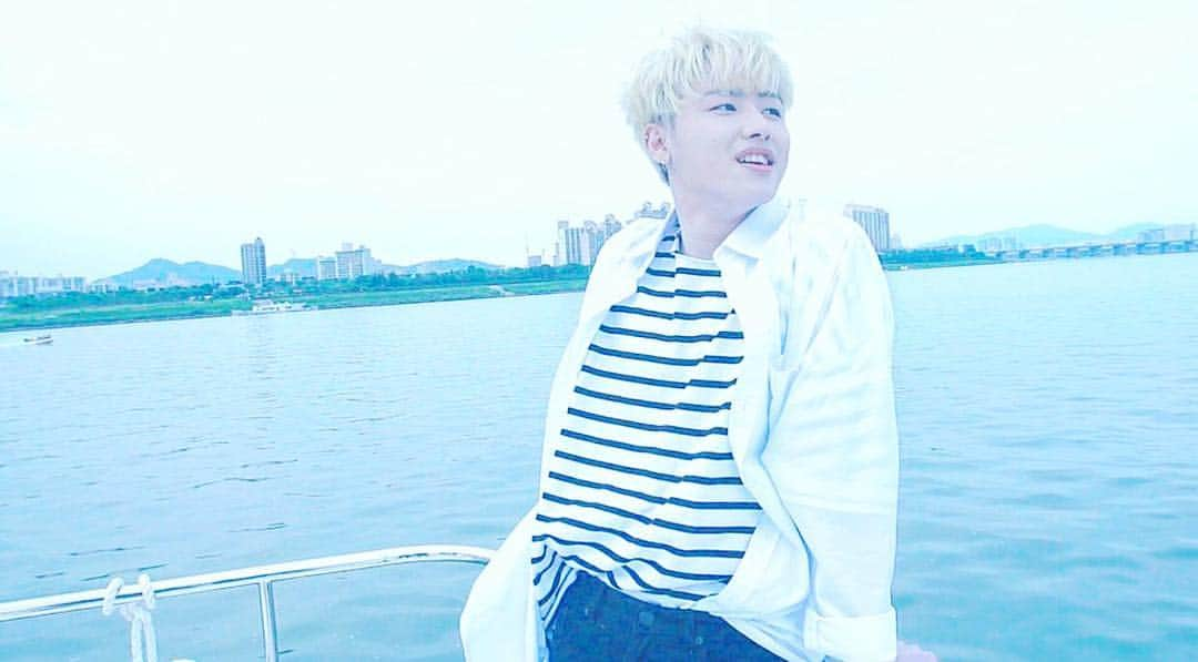 Block Bさんのインスタグラム写真 - (Block BInstagram)「今日はたそがれユグだBee～🐝✨ #夏の思い出 #PHOTO #No4 #BLOCKB #블락비 #LIVE #TOUR #2016 #SHOWDOWN #S #Summer #vacation #夏休み #花火 #クルーズ #ユグ #ukwon #유권 @uk_530 #BBC #Bee #Beestagram」8月29日 21時56分 - blockbee_japan