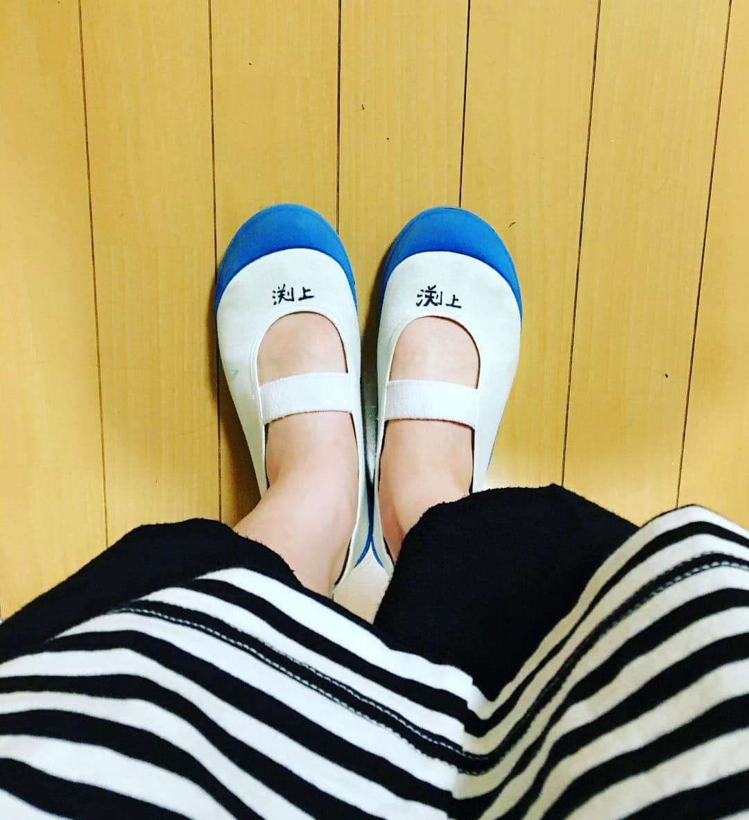 渕上里奈のインスタグラム：「家で上履き」