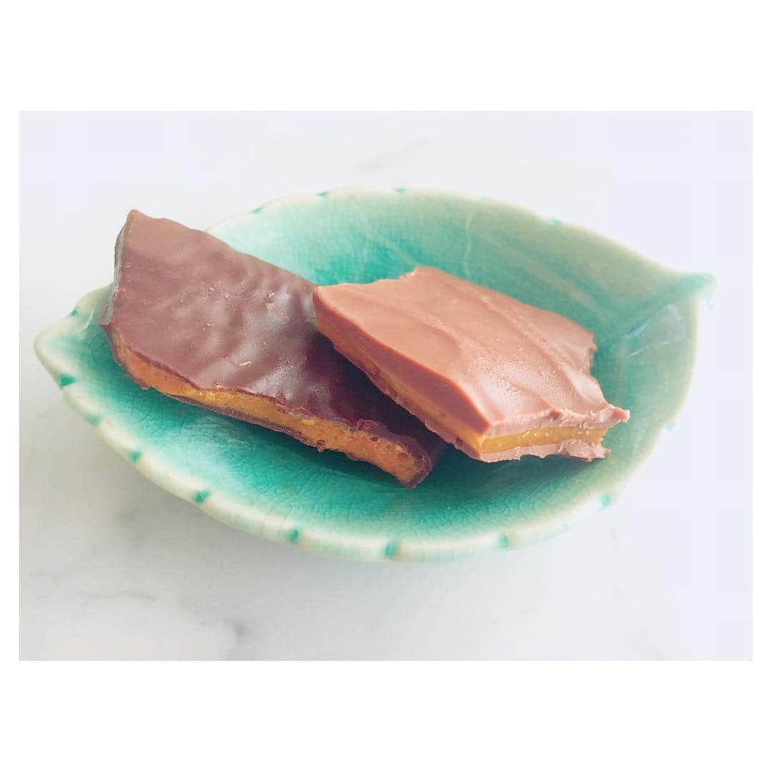 安座間美優さんのインスタグラム写真 - (安座間美優Instagram)「オーストラリアのメルボルンで買ったKOKO BLACKのチョコレート。 ハチの巣をそのままチョコレートでコーティングしてあるんです！ dark chocolateとmilk chocolateを購入。 パリパリしてて美味しい◟̑◞̑ こうやって小さく割って、カフェラテと一緒にちびちび食べるのが至福の時♥︎ #KOKOBLACK#LeatherwoodHoneycomb#darkchocolate#milkchocolate#Australia#Melbourne#オーストラリア#メルボルン#みゅう旅#みゅうの器#タイ食器」8月30日 13時14分 - mew_azama