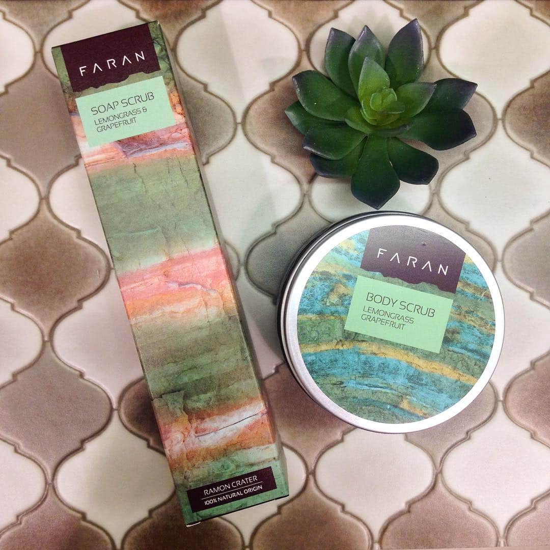 faran japanのインスタグラム：「いよいよ明日まで！ #小田急百貨店 #新宿 の期間限定ショップ 夏の終わりのお手入れに、#ボディスクラブ が人気です😊 . レモングラス&グレープフルーツの爽やかな香りをぜひお試し下さい♪ . 今日も20時半まで、スタッフ一同お待ちしています✨  #FARAN #砂漠生まれのオーガニックコスメ #organicbeauty #negev #summer #bodycare #🌿」
