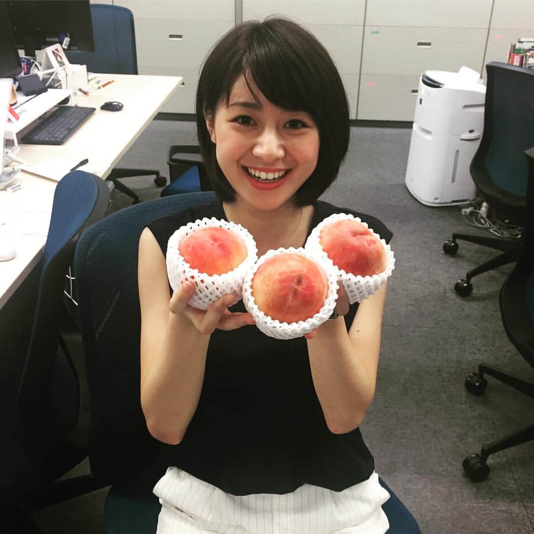 林美沙希さんのインスタグラム写真 - (林美沙希Instagram)「桃を頂きました。東北の農家の方で、台風で残りの桃がダメになってしまうかもと心配されています。どうか無事でありますように、、、 #テレ朝#Jチャンネル#桃」8月30日 18時58分 - misaki0hayashi