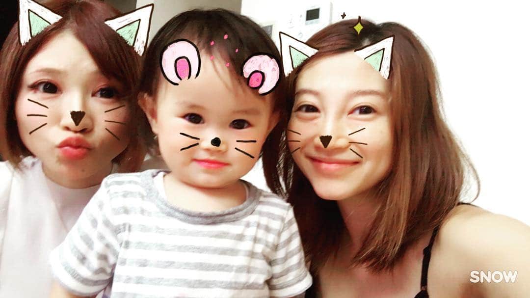 加織のインスタグラム：「手島優ちゃんがお祝い持って遊び来てくれた👶🏻❤️ 寝不足お疲れMAXなかーさんに代わって、じゃじゃ馬娘さんとずーっと遊んでくれて助かる❤️ww」