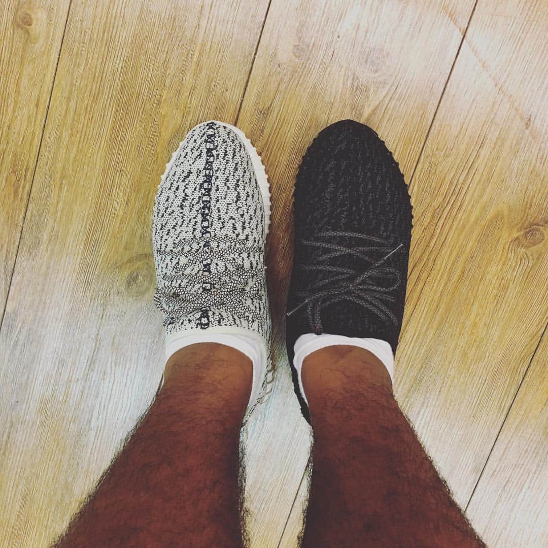 アントニーのインスタグラム：「バカ履き！  #yeezyboost350  #yeezy  #yeezyboost  #マイサイズじゃないからパツパツだ… #でもやっぱり履き心地ナイス」