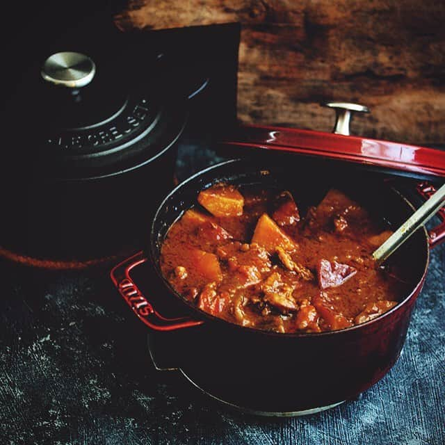 樋口正樹さんのインスタグラム写真 - (樋口正樹Instagram)「Curry 🍛 . 数日かけて作ったカレー。混ぜる度にニヤニヤしてしまう。野菜も肉もいろいろゴロゴロ入ってます。ちなみに奥の鍋もカレー。 . #カレー #カレー部 #ニヤニヤ #ゴロゴロ #脱時短 #長時間レシピ #curry #staub #樋口さんちもカレー」8月31日 16時21分 - higuccini