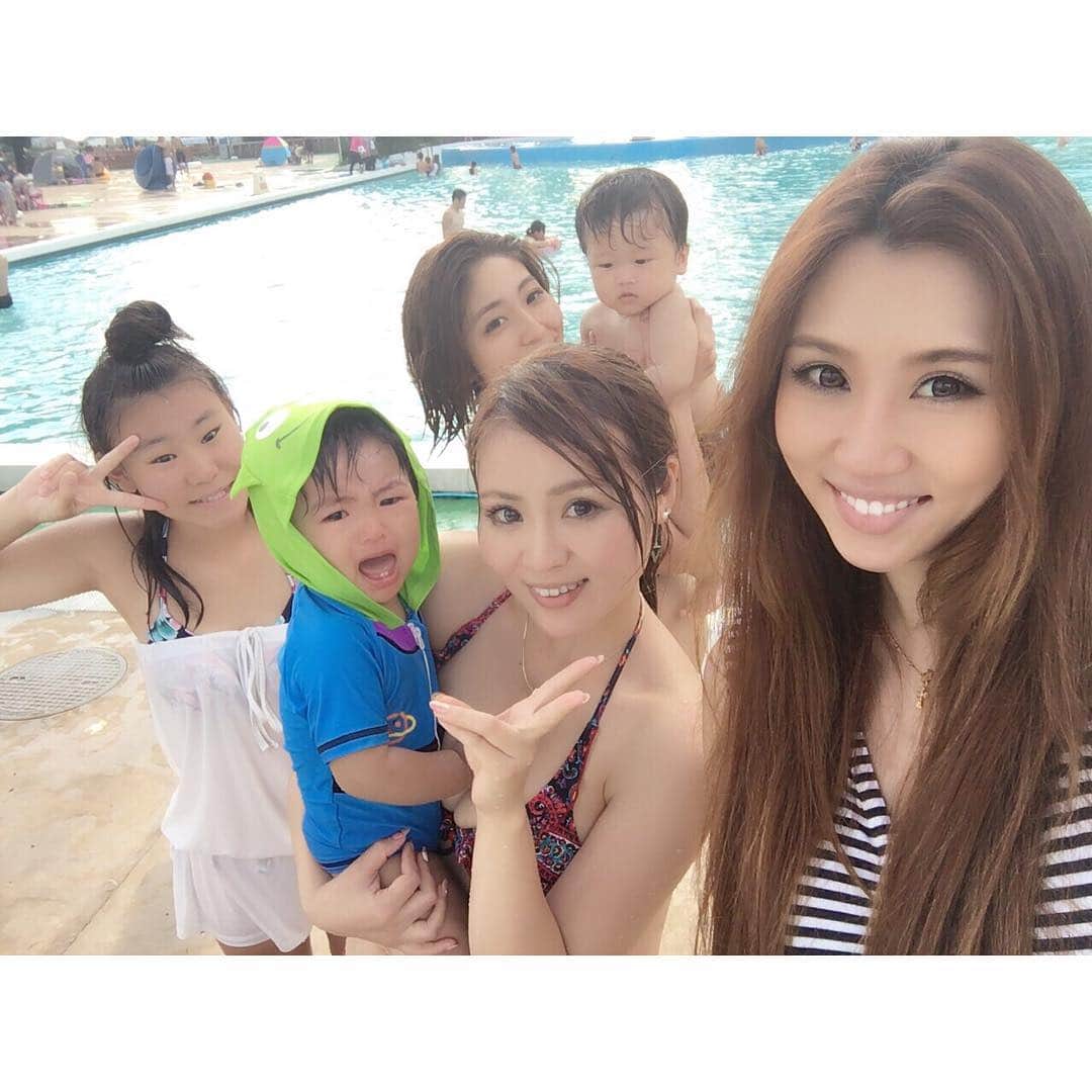 芹澤明日香さんのインスタグラム写真 - (芹澤明日香Instagram)「#gm 夏の思い出❤️💛💙💚💗 #summer #pool #lovefriends」8月31日 8時33分 - 1219asuka