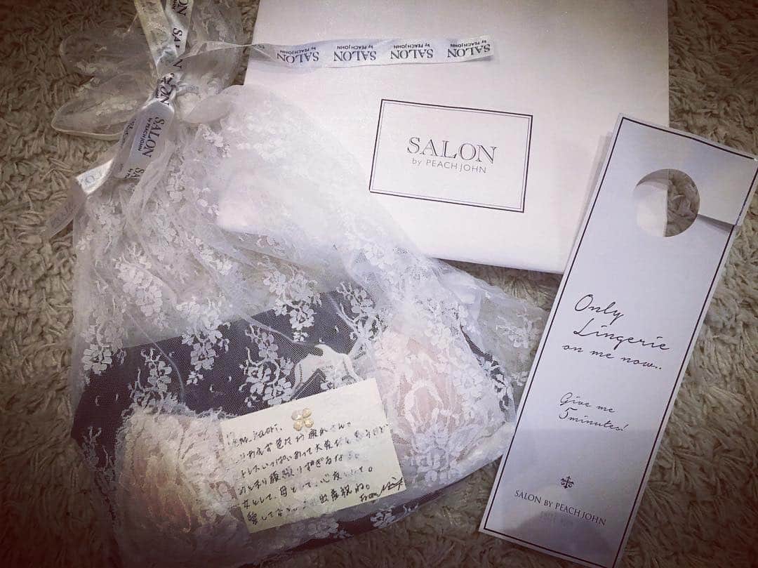 加織のインスタグラム：「愛するあの子から素敵なメッセージと共に出産祝いが届きました❤️✨ #thankyou #mylove #salon #salonbypeachjohn #present @makiakisada」