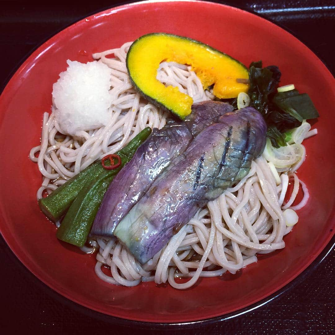 新妻聖子さんのインスタグラム写真 - (新妻聖子Instagram)「Fuji soba!! 冷し揚げ夏野菜おろしそば。 富士そばの安心感よ。 富士そばはランチとディナーの間の休憩時間が無いので、この時間帯に小腹がすいた時の駆け込み寺ですね。お昼公演で劇場入りする前の早い時間でも空いているし本当に助かります。終日禁煙もありがとう。店内のBGMがずっと演歌なのも落ち着くわぁ。 #soba  #富士そば  #冷やし  #新妻聖子」8月31日 16時54分 - seikoniizuma