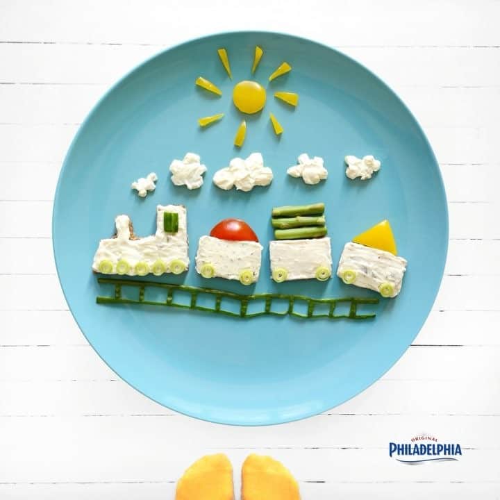 Ida Froskのインスタグラム：「The Breakfast Express Is Loading Up! 🚂 #ad #creamcheese #bread #springonion #cucumber #bellpepper #asparagus #PhiladelphiaDeutschland #foodart」