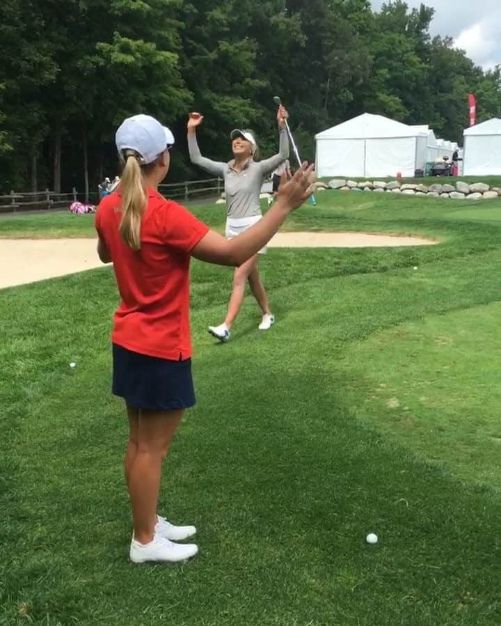 アリソン・リーのインスタグラム：「When golf gets boring #take69」