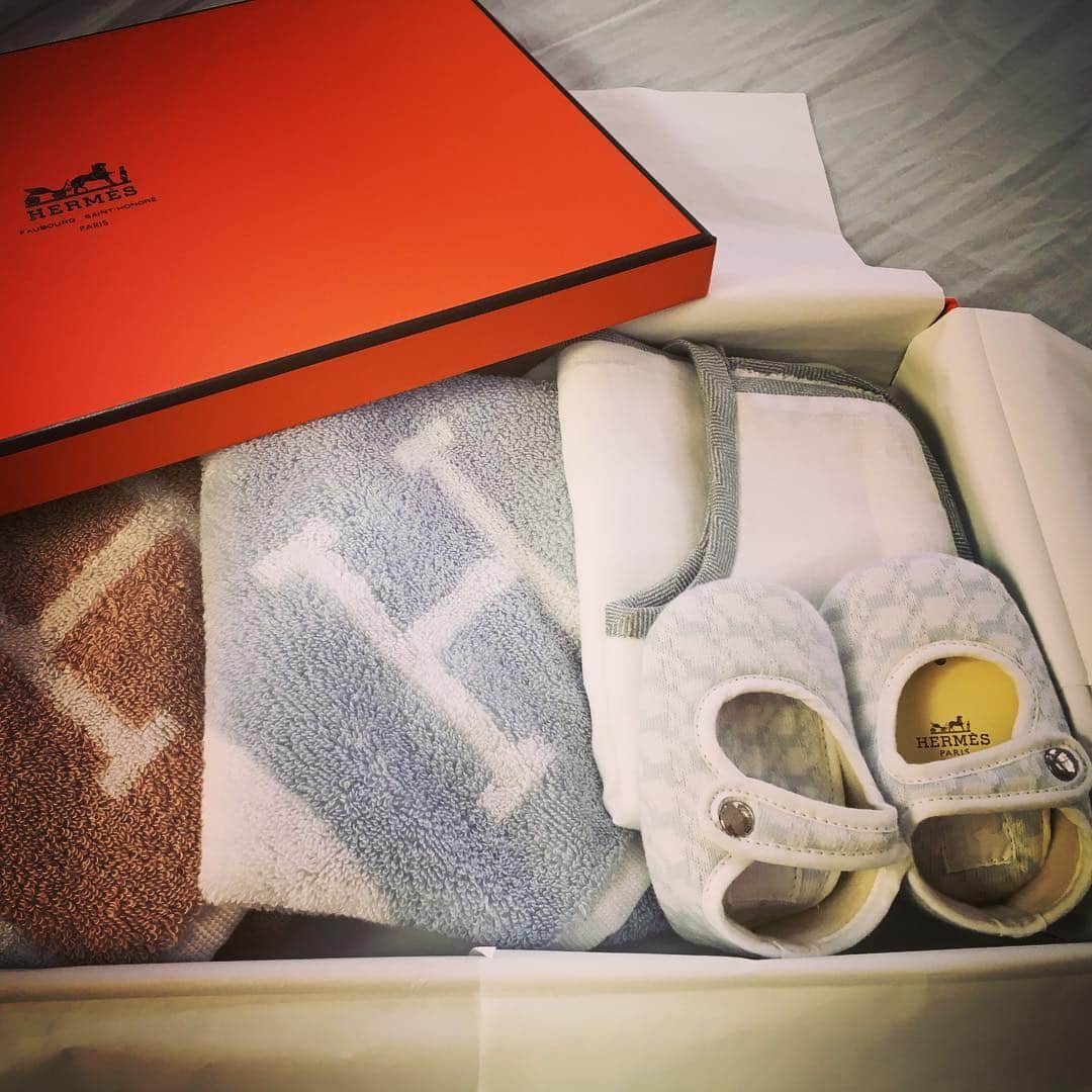 加織のインスタグラム：「かーさんの大好きなオレンジBOX❤️笑✨お祝いで #firstshoes 頂いちゃった❤️なんて贅沢なぼくちゃんなんだ👶🏻❤️✨」