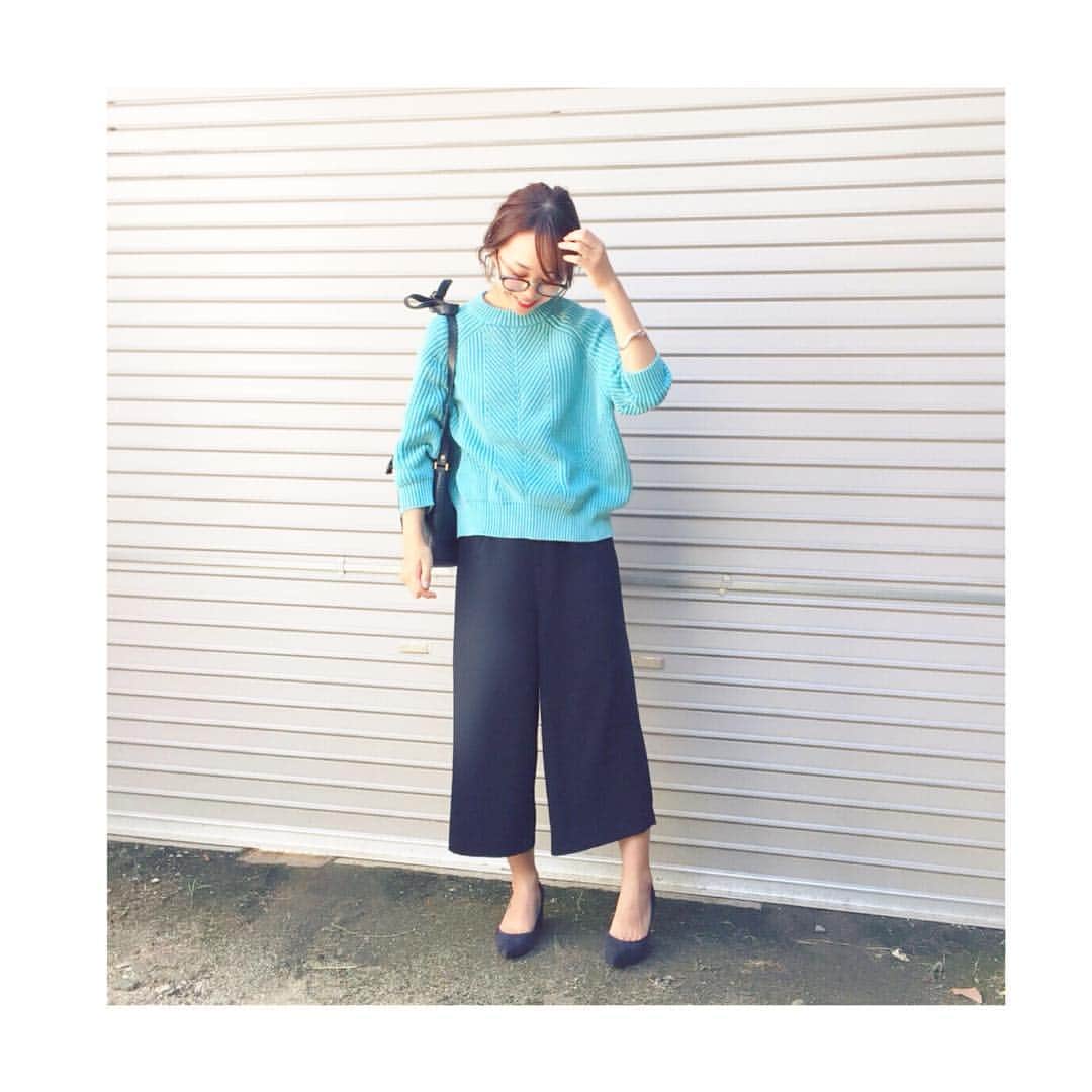 yukiss27のインスタグラム：「・ 涼しいのでは‥！と張り切って着た #demylee 👚 👚 ‥暑すぎたのですぐ着替えました😮💫 ・ でもこの鮮やかなブルー 大好き❣❣ ・ #ゆきこWEAR 👖 👖 👖 #odetteeodile」