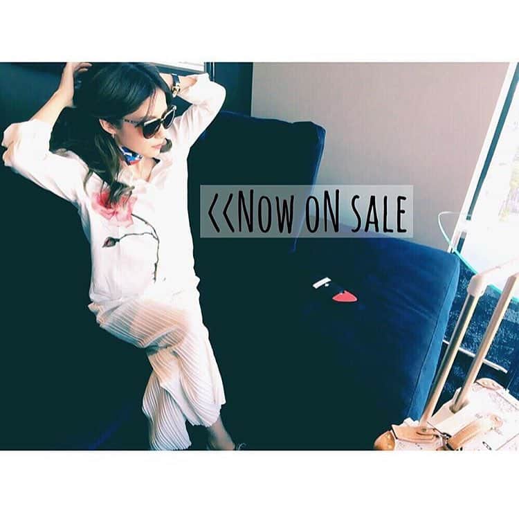 Lune Selectのインスタグラム：「.  バラシャツ⇨Now on sale！ プリーツパンツ ゴールドオックスフォード👞 ツイリー❤️ テーマは旅行✈︎🇬🇧 . 上下共に白で、首にはCAさん風に ツイリーを一周巻き♪ . #LuneSelect#セレクトショップ #メルカリ#トップ画面から飛べます#ファッション#コーデ #ootd #fashion #アパレル#服#ネットショップ#ネットショッピング#通販#買い物」
