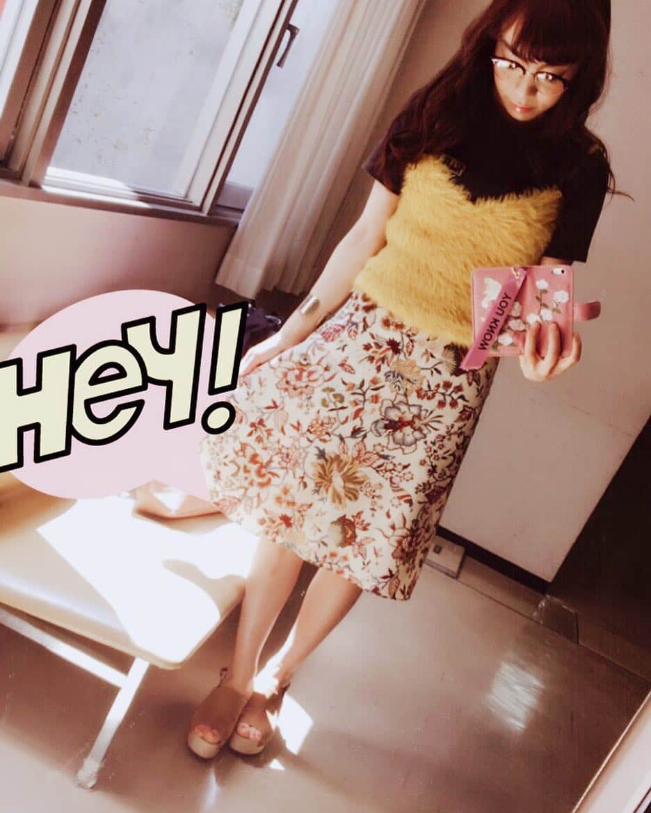 のインスタグラム：「today's code☺︎♡ リリーブラウンのもこもこキャミソール お気に入り♡ 最近は少しだけビンテージっぽいのが好み♡ T-shirt Lily Brown camisole Lily Brown skirt 古着 sandal mystic #コーデ #古着 #lilybrown #古着ミックスコーデ #大人カジュアル #mystic#だてめがね」