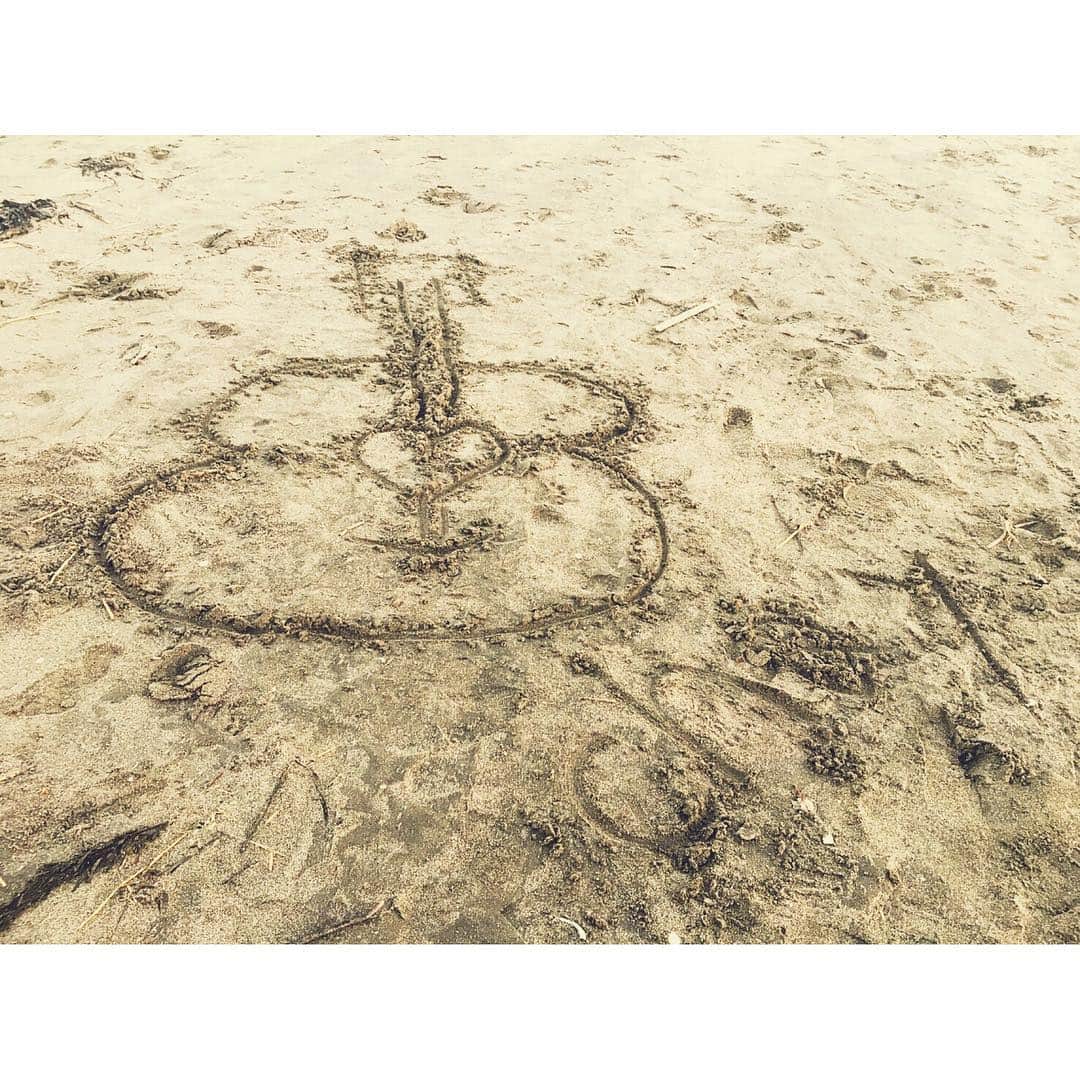 chayさんのインスタグラム写真 - (chayInstagram)「砂浜に✏️ ギター下手っぴ。 #sea#beach#由比ヶ浜 #guitar#zemaitis」9月1日 11時20分 - chay1023_official
