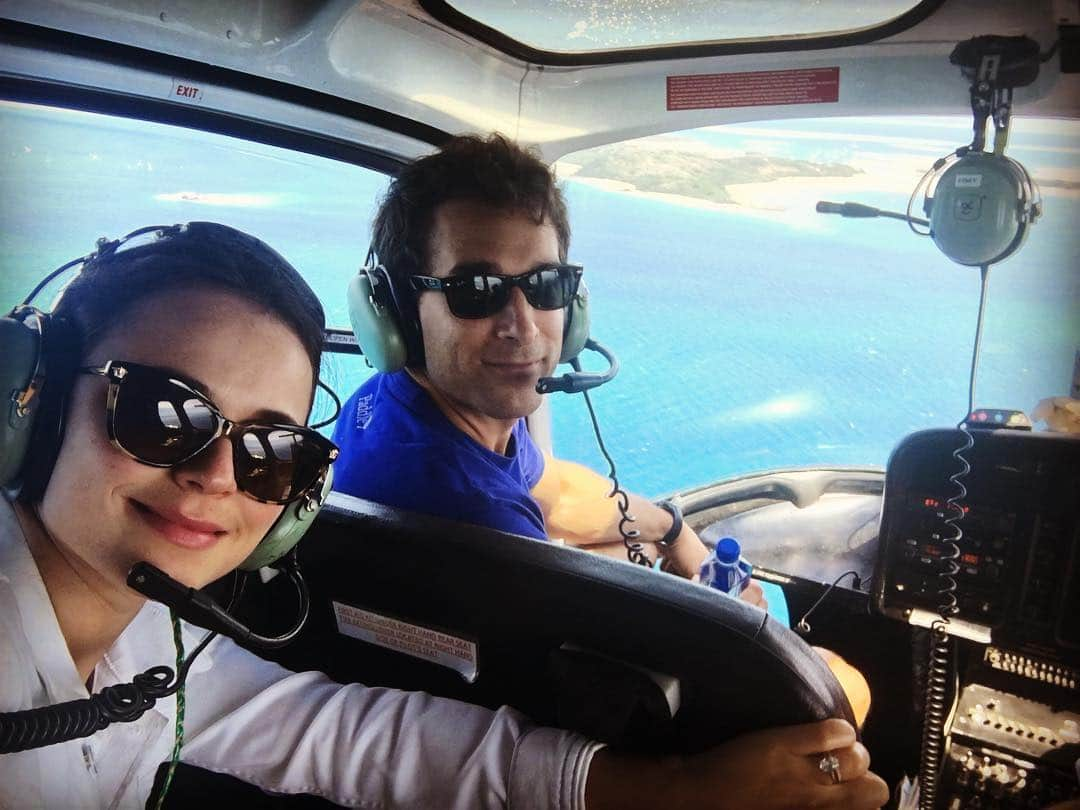 サーシャ・コーエンさんのインスタグラム写真 - (サーシャ・コーエンInstagram)「Taking our copiloting duties seriously....🗾🚁#laststop#honeymoon #adventures #ilovefiji #fiji #likuliku」9月1日 11時20分 - sashacohennyc